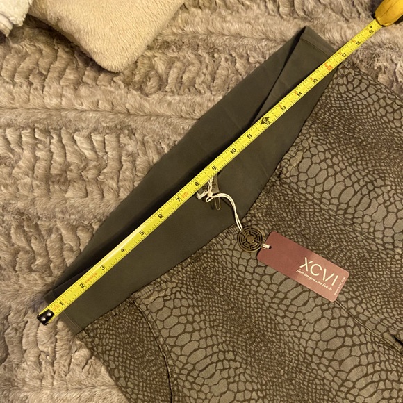 **NEW** XCVI Python Print Cargo Style Leggings - Picture 4 of 15